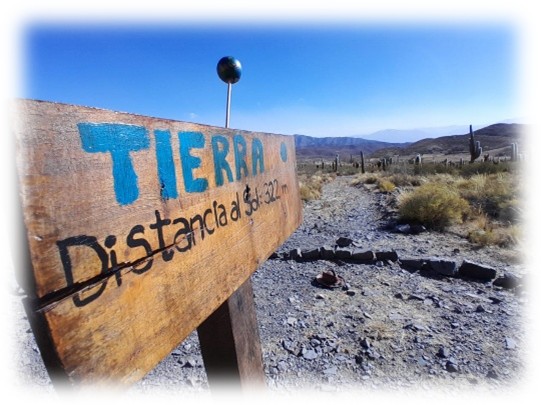 Cartel 'Tierra'. Distancia al Sol, en el Sendero de los Planetas (Tonco, Salta)